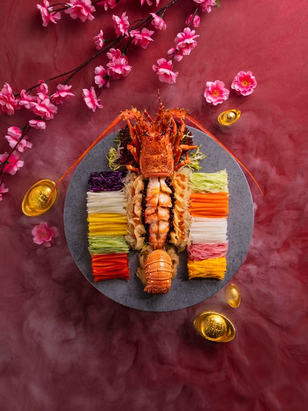 Lo Hei with Lobster Slices with Assorted Pickles and Sweet Sauce (For 4 Persons)